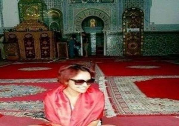 سياسية تونسية تثير ضجة بعد ظهورها "شبه عارية" في ضريح بمدينة فاس