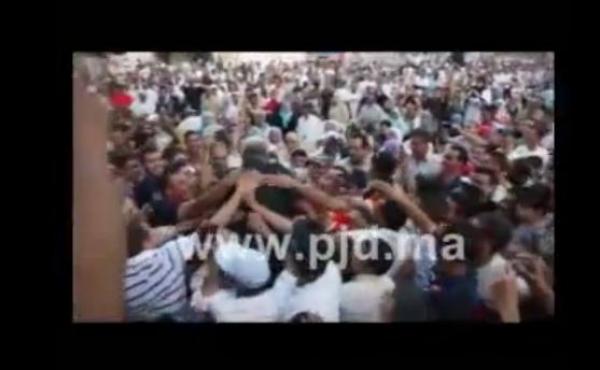 بنكيران يرتمي في أحضان الجماهير