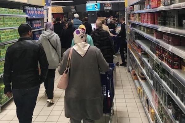 فيسبوكيون: تقليص "زمن التبضع" خطأ فادح قد ينسف جهود الدولة في محاصرة "كورونا"