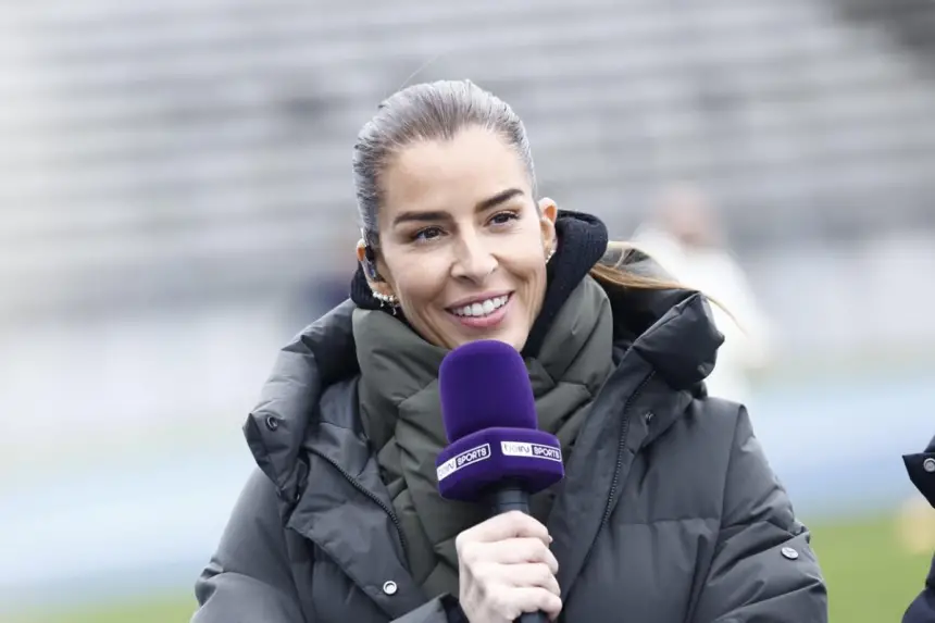 بسبب موقفها من فوز السنغال.. هجوم الجماهير يجبر صحافية فرنسية على اعتزال تغطية كرة القدم