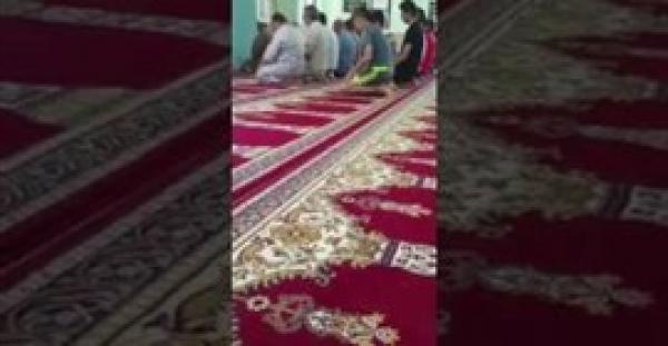 بالفيديو.. لحظة اعتداء شخص على صبي أفسد صلاته