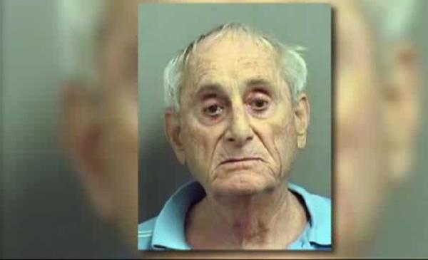 سبعيني يكسر حوض زوجته لاكتشافها خيانته على الإنترنت