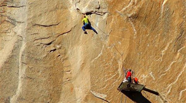 بالصور: رجلان يتسلقان جبلاً شاهقاً بأيديهما فقط