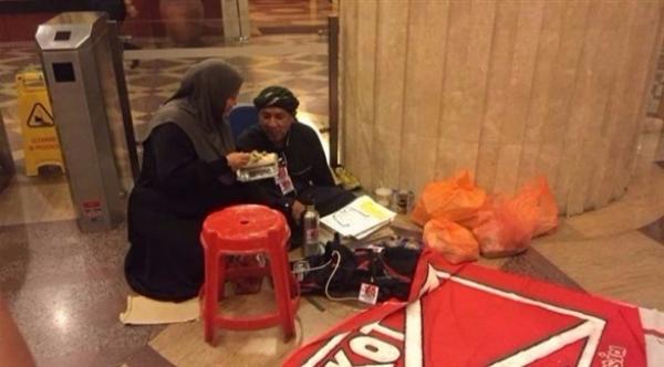 عامل يبتكر طريقة فريدة للاحتجاج على طرده من العمل