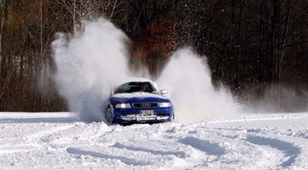 شاب يقود سيارة مكشوفة.. والحرارة 6 درجات تحت الصفر