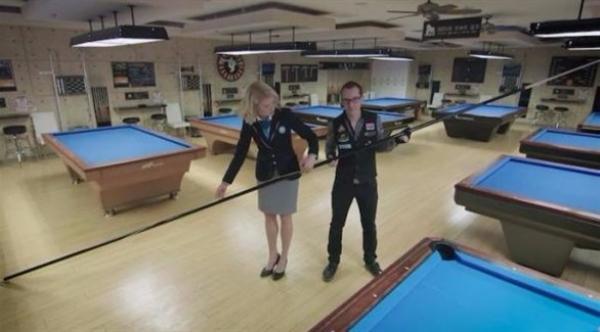 بالفيديو: فرنسي يدخل غينيس بأطول عصا بلياردو في العالم