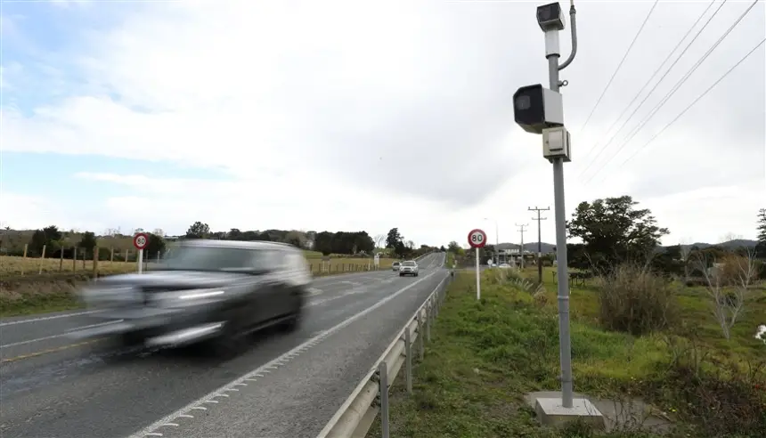 رفض دفع مخالفة مرورية يتحول إلى ديون ضخمة تصل إلى 34,000 دولار