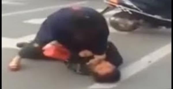 بالفيديو.. لقطات مذهلة لسيدة تلقن لصا علقة ساخنة