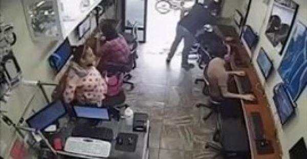 بالفيديو.. لحظة سرقة فتاة لهاتف من مقهى إنترنت