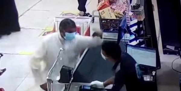 الكويت: اعتداء عنصري على مصري بالضرب داخل سوبرماركت يثير الغضب لدى العديد من الأوساط العربية