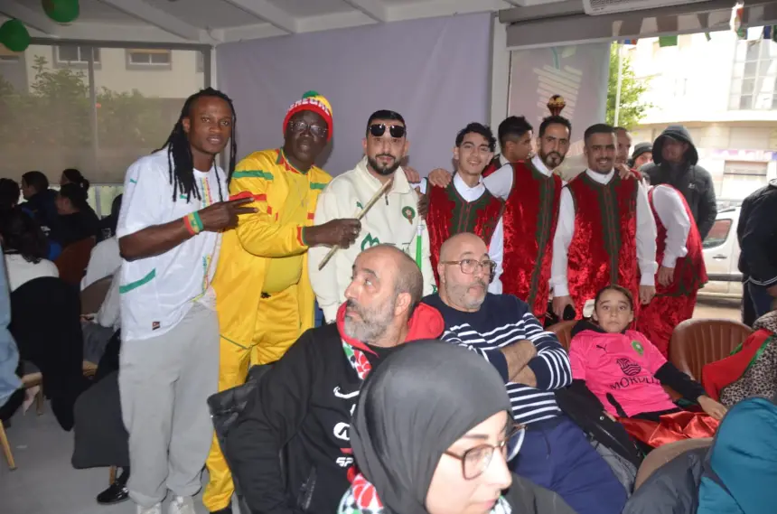 جماهير مغربية وسنغالية تجتمع بمقهى وسط طنجة لتشجيع المنتخب الوطني أمام تنزانيا