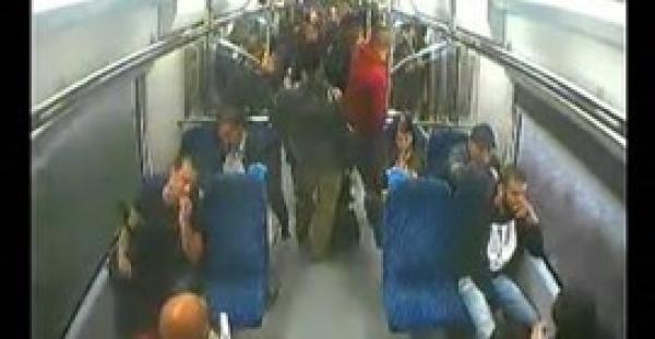 بالفيديو.. لص يسحل فتاة لسرقة هاتفها في وضح النهار