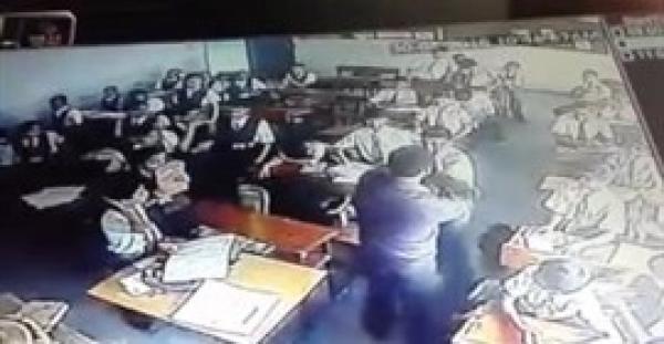 بالفيديو.. معلم يعتدي على طالب بطريقة وحشية داخل الفصل
