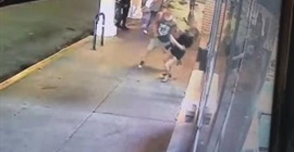 بالفيديو.. رجل يلكم امرأة بقوة ويسقطها أرضًا