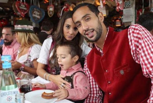 بالصور : بنعطية و أسرته لأول مرة في احتفالات مهرجان “اكتوبر فيست" بميونخ