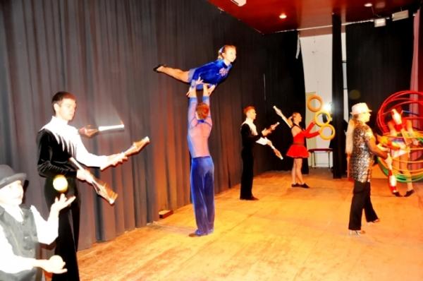 السعودية: الملك يقيل مسؤولا كبيرا بسبب لباس لاعبات سرك روسيات