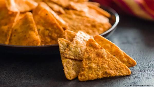 خبراء يُحذرون: الطريقة الشائعة لتناول رقائق البطاطس تهدد صحتك