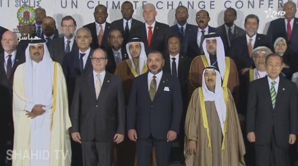لحظة التقاط صورة تذكارية للملك مع قادة ورؤساء الدول المشاركة في "كوب 22"