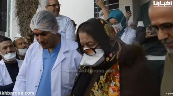 أول متعافية من فيروس كورونا تغادر مستشفى تطوان تحت التصفيقات