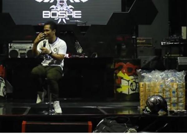 بالفيديو.. داعية إسلامي إندونيسي يلقي خطبة دينية في ملاهٍ ليلية