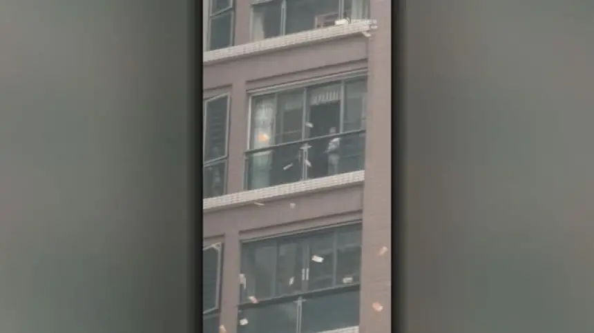 شجار عائلي يتحول لمشهد صادم.. صينية تلقي آلاف الدولارات من شرفتها بعد شجار حاد مع زوجها!⁣