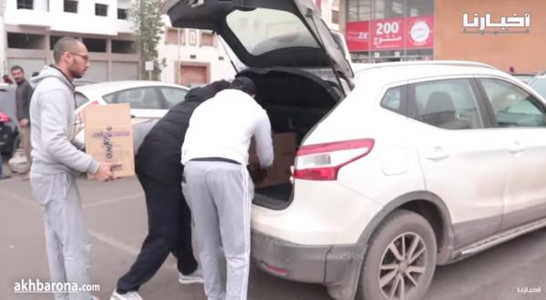 مبادرة رائعة..شباب مغاربة يوزعون مجموعة من المواد الغذائية على المحتاجين