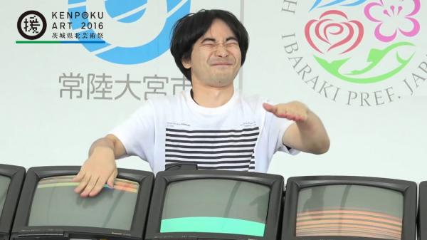 بالفيديو: فنان ياباني يعزف على أجهزة التلفزيون القديمة