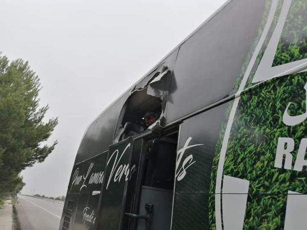 اعتداء بالحجارة على حافلة رجاء بني ملال يتسبب في تكسير زجاجها وإصابة أحد اللاعبين