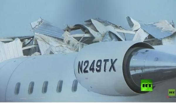 بالفيديو .. رياح عاتية تدمر حظيرة طائرات داخل مطار أمريكي