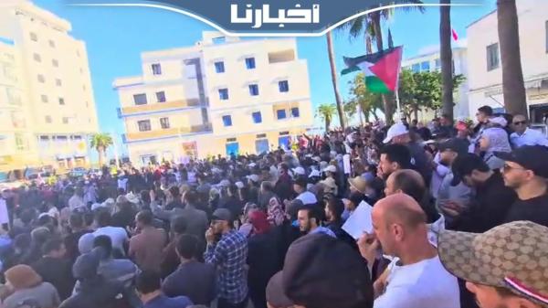 الوقفة الاحتجاجية للأساتذة ضد النظام الأساسي بالمضيق تتحول إلى مسيرة حاشدة