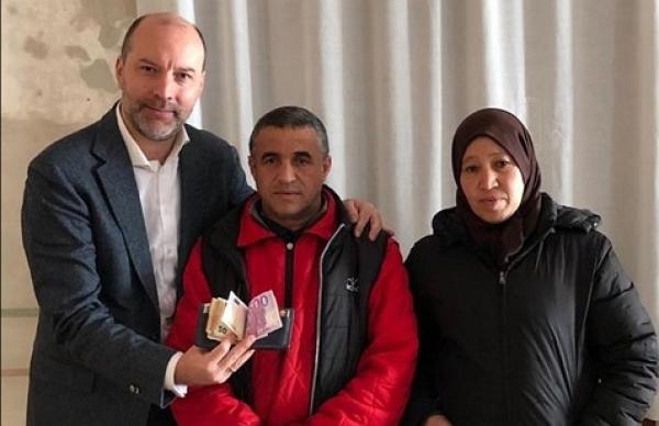 مهاجر مغربي ستيني يعيد محفظة لصاحبها بإيطاليا وهكذا كانت المكافأة المفاجئة!