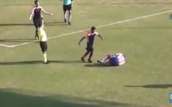 بالفيديو: شاهد ماذا فعل هذا اللاعب بخصمه