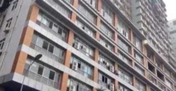 بالفيديو والصور.. لقطات مذهلة لقطار صيني يخترق شققا سكنية