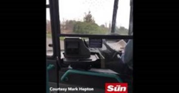 بالفيديو والصور.. سائق  حافلة كاد يقتل جميع الركاب بسبب قراءة جريدة