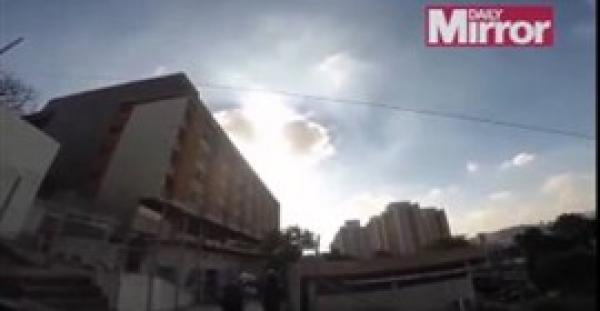 بالفيديو : شرطي يخاطر بحياته للقبض على لص مسلح