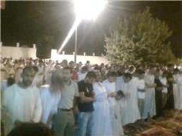 صلاة التراويح أمام مسجد مرشان المغلق‏ بطنجة