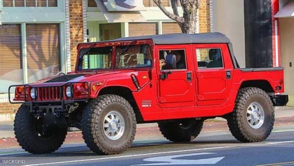 أرنولد شوارزنيغر يظهر و هو يقود نادرة من نوعها بالعالم