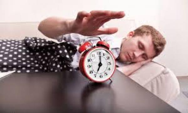 الاستيقاظ عدة مرات ليلاً أكثر خطورة من النوم لساعات قليلة