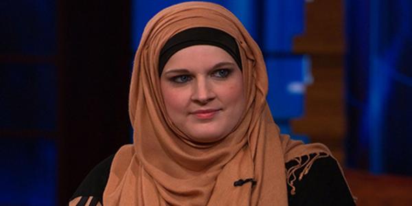 بالفيديو.. مغنية "راب" أمريكية شهيرة تروي تفاصيل اعتناقها الإسلام