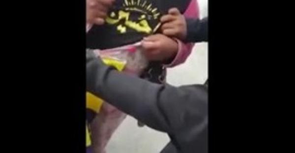 بالفيديو.. شاهد ماذا عثر سعودي على قميص فتيات يتسولن في شوارع الرياض