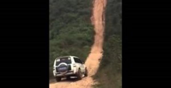 بالفيديو.. سيارة تنجح في صعود منحدر شبه مستقيم