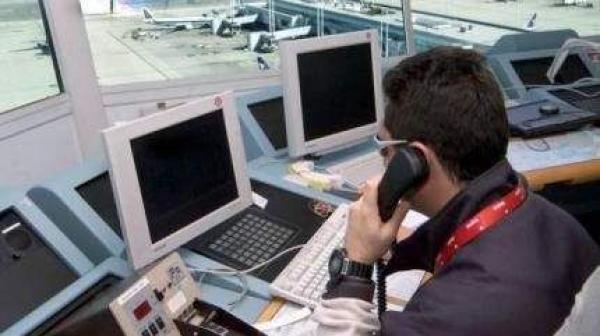 إحتجاجات المراقبين الجويين تهدد بوقف حركة المطارات