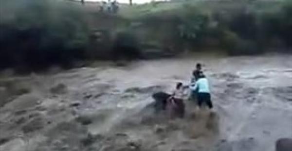 بالفيديو.. شلال يجرف 5 مراهقين من فوق ارتفاع هائل