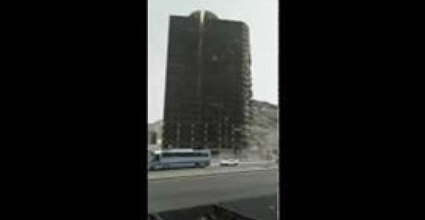 بالفيديو.. لحظة انشطار مبنى ضخم وانهياره بمكة المكرمة