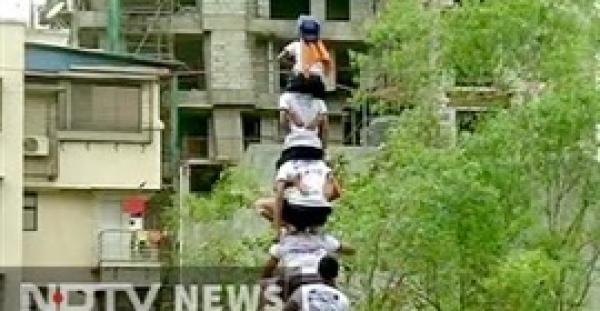 بالفيديو.. هرم بشري بارتفاع خمسة طوابق