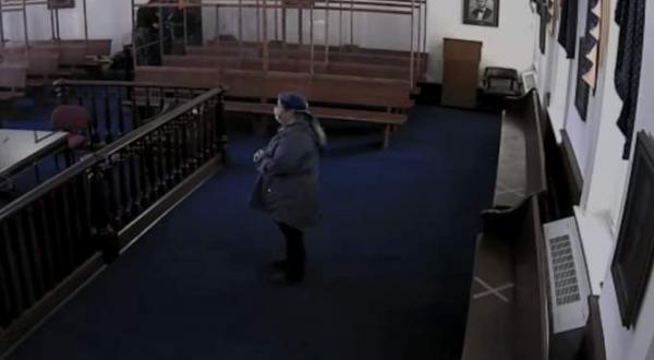 لحظة هروب مدمن من قاعة محكمة أمريكية وإصابة ضابط(فيديو)