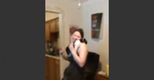 بالفيديو.. امرأة شابة تتقاذف قطيها كالكرة مع زوجها في المنزل