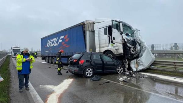 مؤلم... اصطدام قوي بين شاحنة وسيارة بإيطاليا يودي بحياة مهاجر مغربي ونقل اثنين من رفاقه للإنعاش!