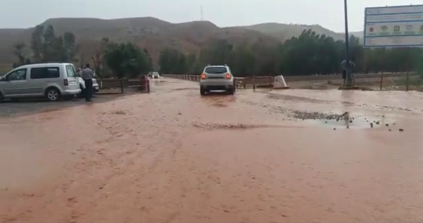 فيضان على واد "الزات" ضواحي مراكش يقطع الطريق الوطنية 9 لساعات (فيديو)