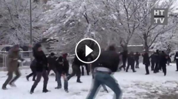 شاهد .. الشرطة التركية تلعب مع المواطنين بكرات الثلج
